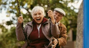 שן מתנדנדת: זוג מבוגרים על נדנדה