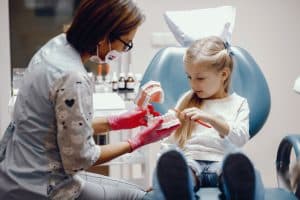 טיפולי שיניים לילדים -ילדה מתוקה אצל רופאת שיניים